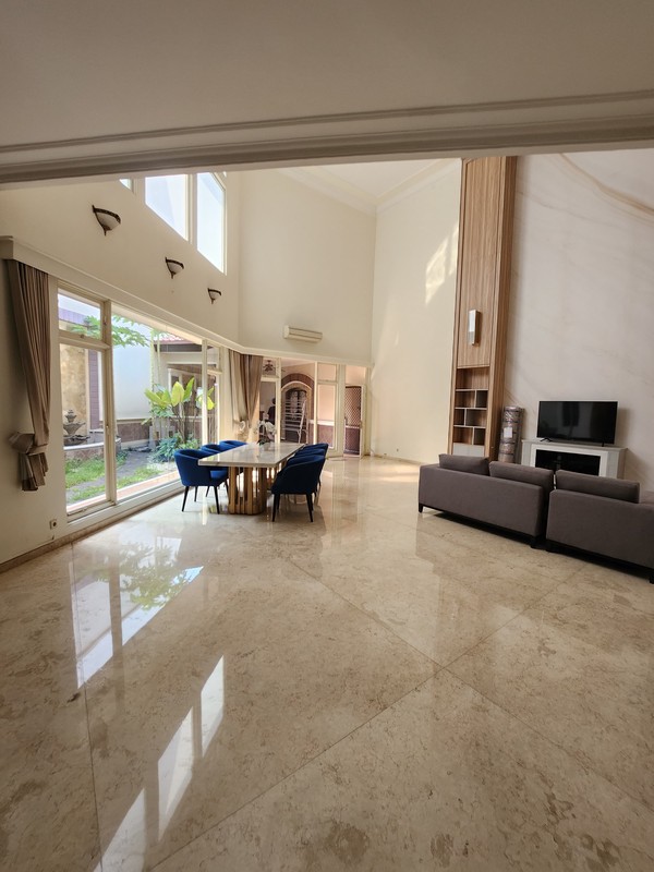 Disewakan Rumah Taman Hunian Satelit - Sukomanunggal Plus Private Pool / Kolam Renang + Full Furnished Dekat Chofa, Isen,, Rs Mitra Keluarga, Sma Gloria