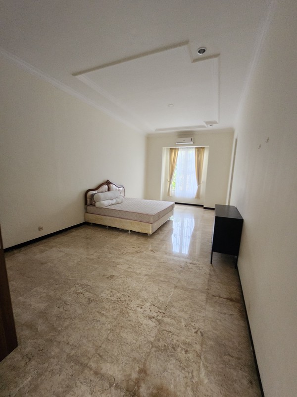 Disewakan Rumah Taman Hunian Satelit - Sukomanunggal Plus Private Pool / Kolam Renang + Full Furnished Dekat Chofa, Isen,, Rs Mitra Keluarga, Sma Gloria