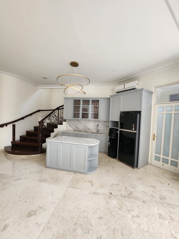 Disewakan Rumah Taman Hunian Satelit - Sukomanunggal Plus Private Pool / Kolam Renang + Full Furnished Dekat Chofa, Isen,, Rs Mitra Keluarga, Sma Gloria