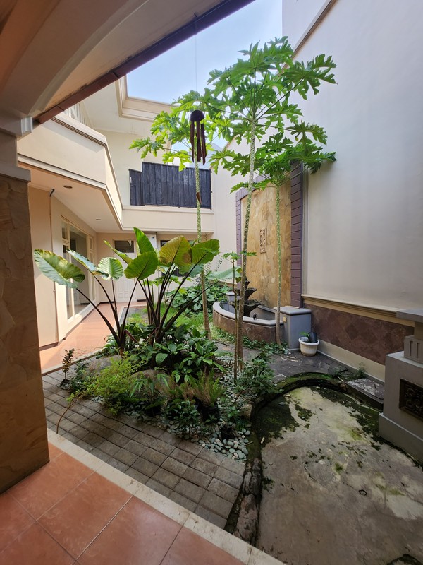 Disewakan Rumah Taman Hunian Satelit - Sukomanunggal Plus Private Pool / Kolam Renang + Full Furnished Dekat Chofa, Isen,, Rs Mitra Keluarga, Sma Gloria