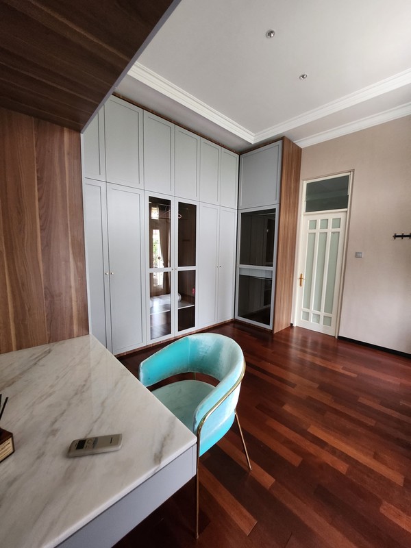 Disewakan Rumah Taman Hunian Satelit - Sukomanunggal Plus Private Pool / Kolam Renang + Full Furnished Dekat Chofa, Isen,, Rs Mitra Keluarga, Sma Gloria