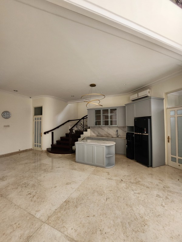 Disewakan Rumah Taman Hunian Satelit - Sukomanunggal Plus Private Pool / Kolam Renang + Full Furnished Dekat Chofa, Isen,, Rs Mitra Keluarga, Sma Gloria