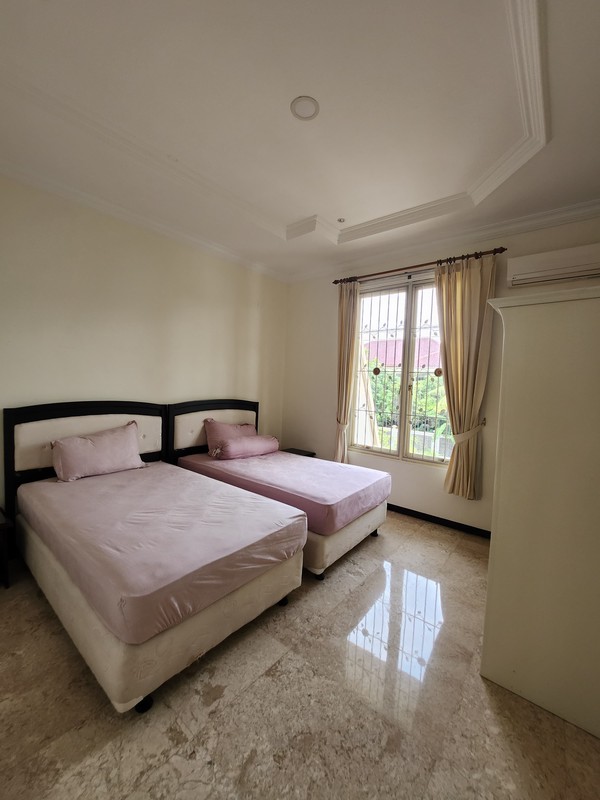 Disewakan Rumah Taman Hunian Satelit - Sukomanunggal Plus Private Pool / Kolam Renang + Full Furnished Dekat Chofa, Isen,, Rs Mitra Keluarga, Sma Gloria