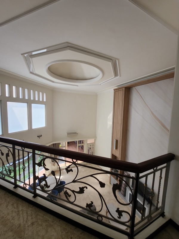 Disewakan Rumah Taman Hunian Satelit - Sukomanunggal Plus Private Pool / Kolam Renang + Full Furnished Dekat Chofa, Isen,, Rs Mitra Keluarga, Sma Gloria