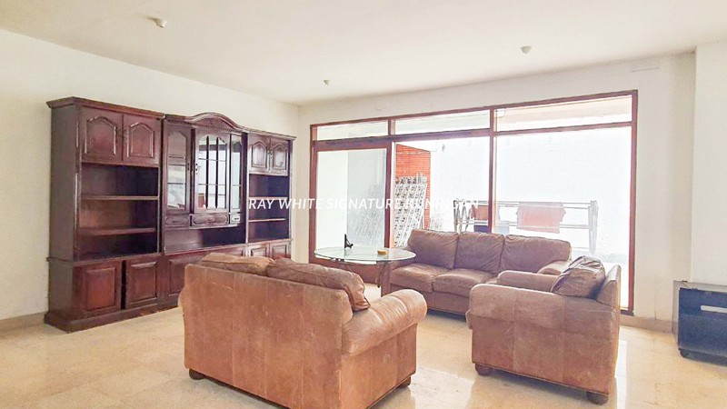 Dijual Rumah Lama Cocok untuk Kantor di Jl Darmawangsa 