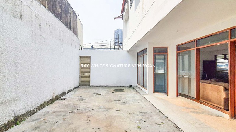 Dijual Rumah Lama Cocok untuk Kantor di Jl Darmawangsa 