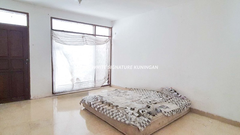 Dijual Rumah Lama Cocok untuk Kantor di Jl Darmawangsa 