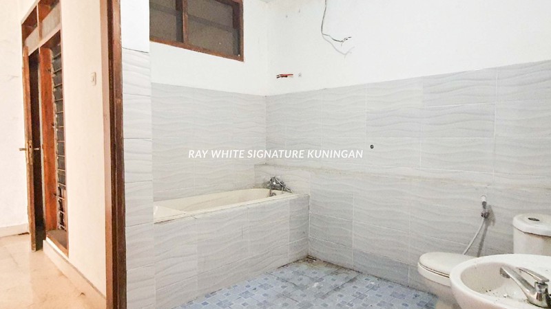 Dijual Rumah Lama Cocok untuk Kantor di Jl Darmawangsa 