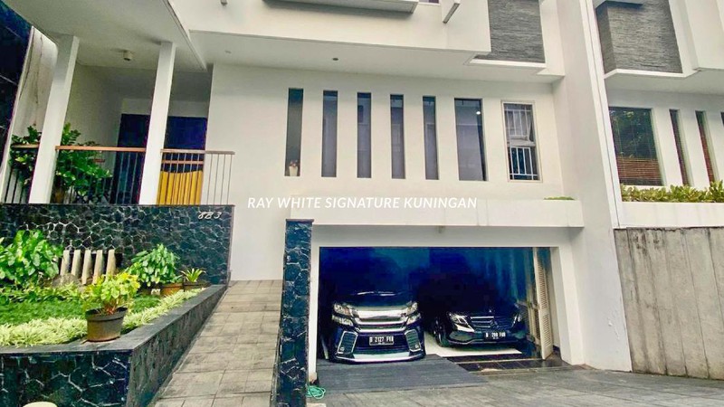 Dijual Rumah Luxury di Brawijaya Town House Lokasi Prime