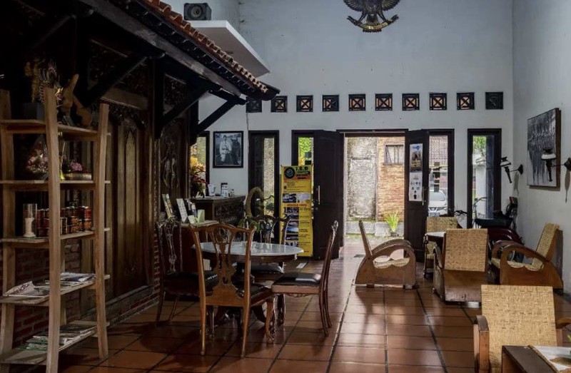 GUEST HOUSE CANTIK DENGAN DESAIN ETNIK JAWA DI DEKAT JL PALAGAN TENTARA PELAJAR.