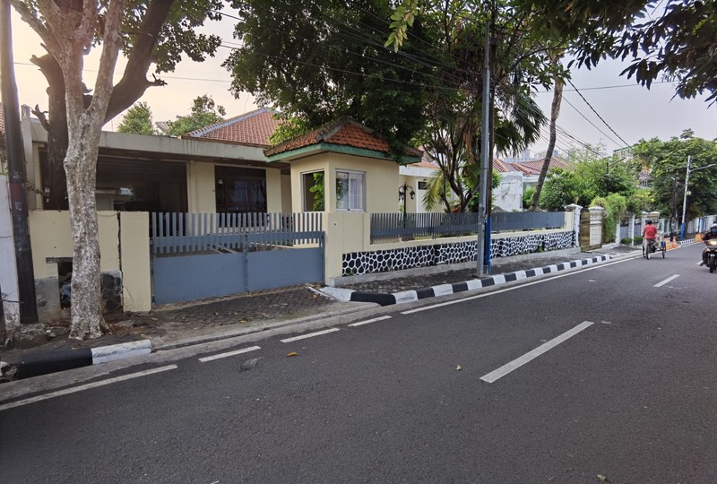 Rumah dengan Luas Tanah 720 m2 dan Bangunan 500 m2 Sertifikat SHM Lokasi Strategis @Menteng, Jakarta Pusat