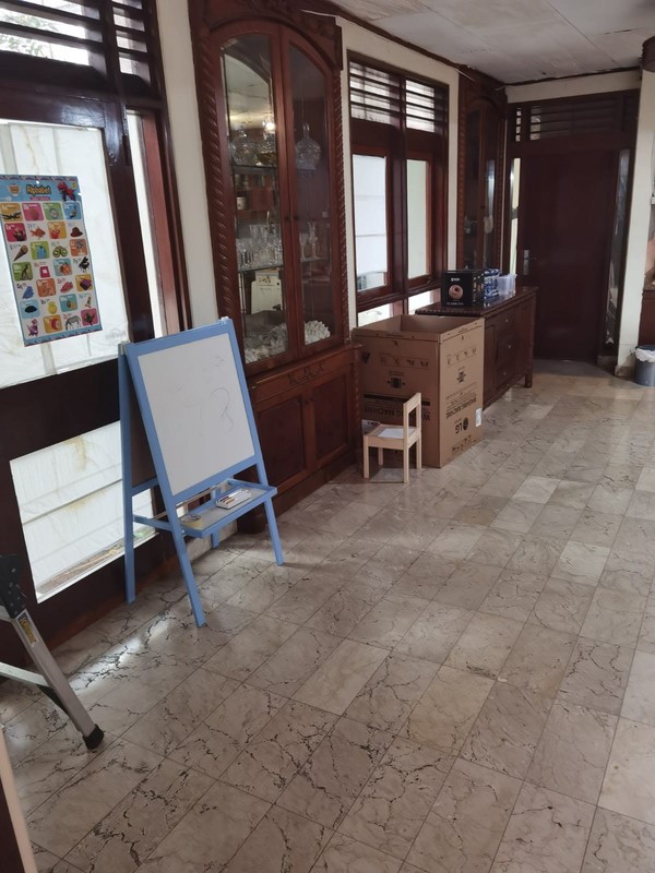 Rumah dengan Luas Tanah 720 m2 dan Bangunan 500 m2 Sertifikat SHM Lokasi Strategis @Menteng, Jakarta Pusat