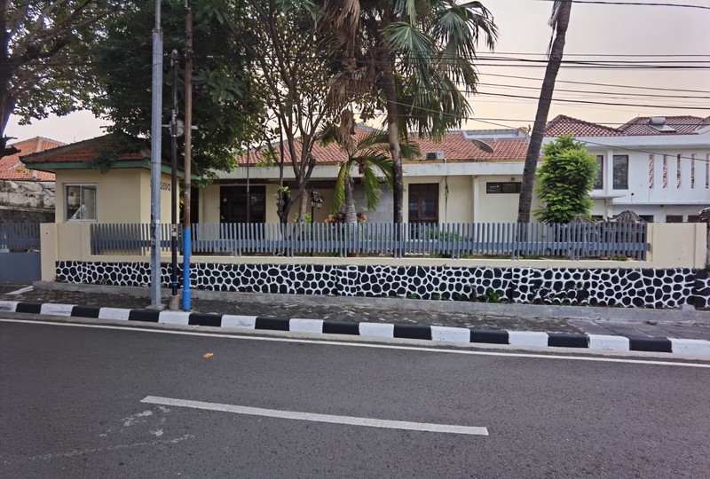 Rumah dengan Luas Tanah 720 m2 dan Bangunan 500 m2 Sertifikat SHM Lokasi Strategis @Menteng, Jakarta Pusat