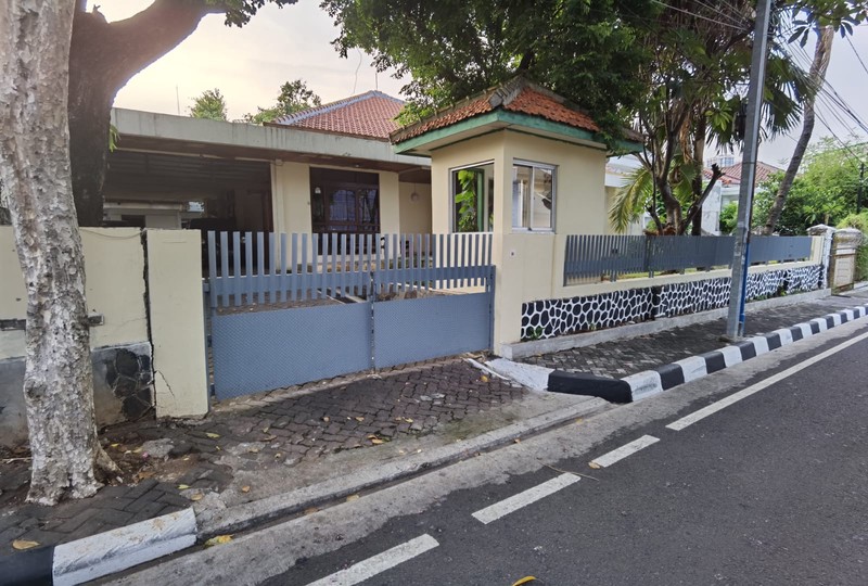 Rumah dengan Luas Tanah 720 m2 dan Bangunan 500 m2 Sertifikat SHM Lokasi Strategis @Menteng, Jakarta Pusat