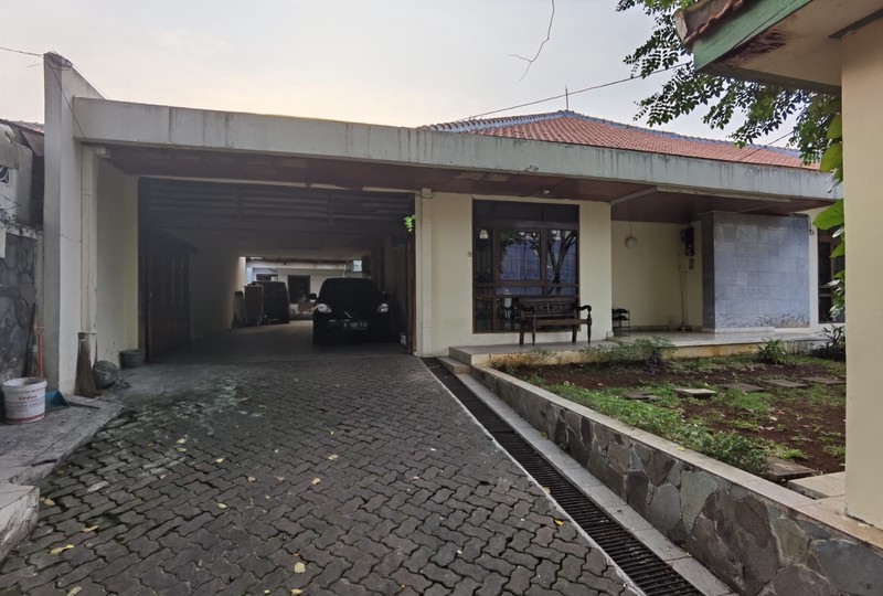 Rumah dengan Luas Tanah 720 m2 dan Bangunan 500 m2 Sertifikat SHM Lokasi Strategis @Menteng, Jakarta Pusat