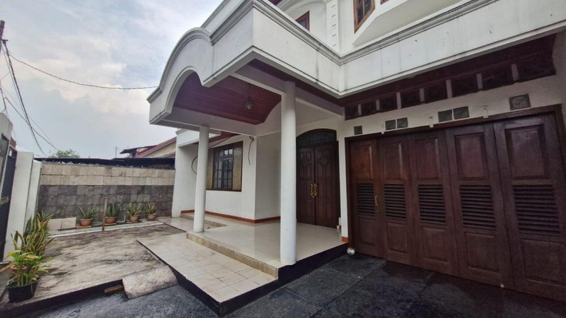 Dijual Rumah Lama Terawat Siap Huni Lokasi Strategis Di Jl. Cendrawasih, Kebayoran Lama, Jakarta Selatan