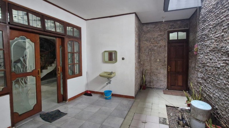 Dijual Rumah Lama Terawat Siap Huni Lokasi Strategis Di Jl. Cendrawasih, Kebayoran Lama, Jakarta Selatan