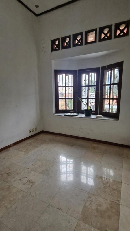 Dijual Rumah Lama Terawat Siap Huni Lokasi Strategis Di Jl. Cendrawasih, Kebayoran Lama, Jakarta Selatan