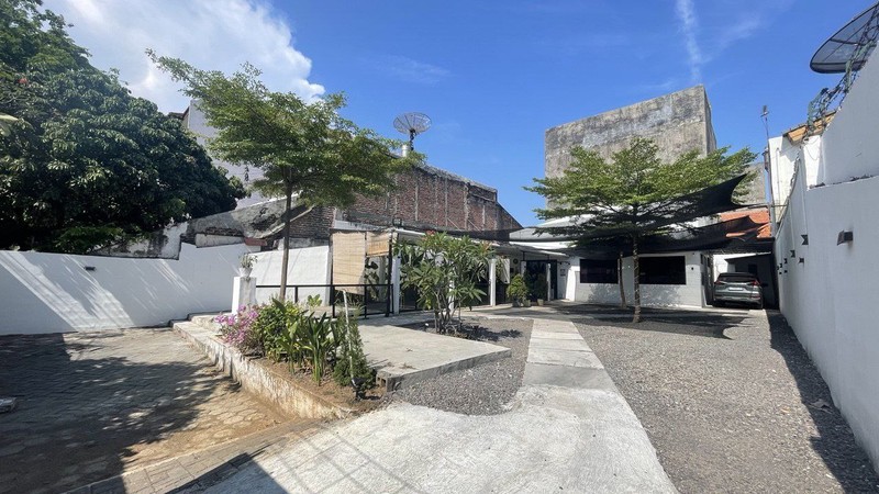 Peluang Usaha: Disewakan Bangunan Komersial Eks Cafe di Jl. Teuku Umar, Surabaya