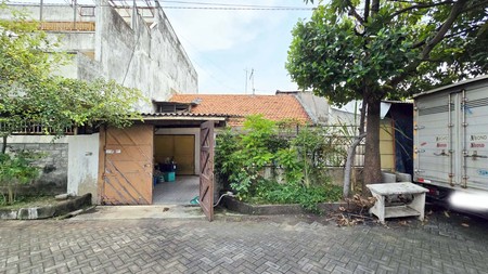 Rumah HITUNG TANAH !!! di Jalan Tulungagung Surabaya Pusat, Luas 186 m2, Hook/Pojokan, SHM