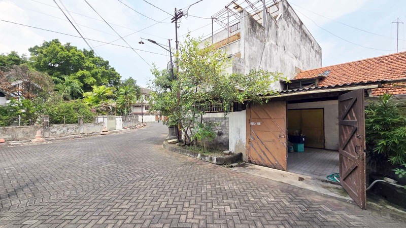 Rumah HITUNG TANAH !!! di Jalan Tulungagung Surabaya Pusat, Luas 186 m2, Hook/Pojokan, SHM