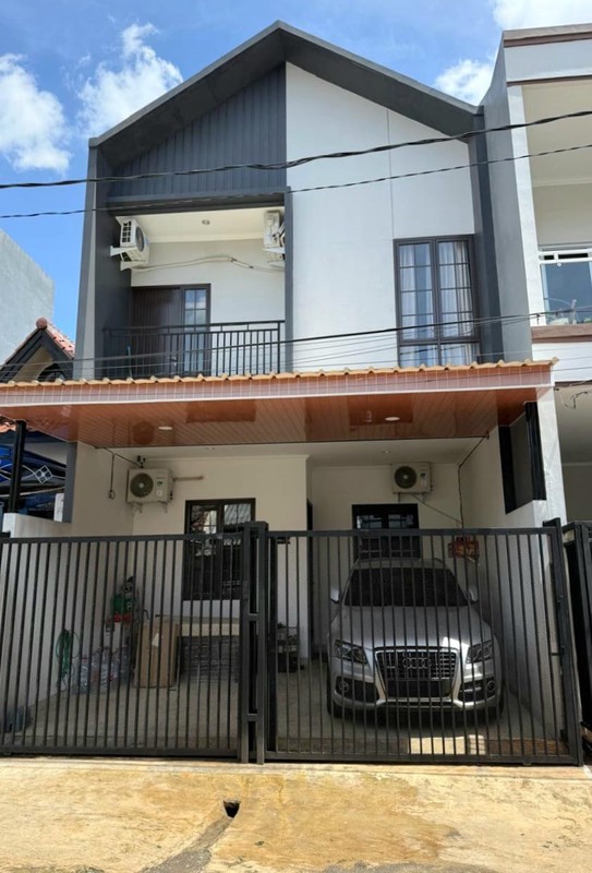 Rumah rapi 2 lantai di Regensy Melati Mas Serpong