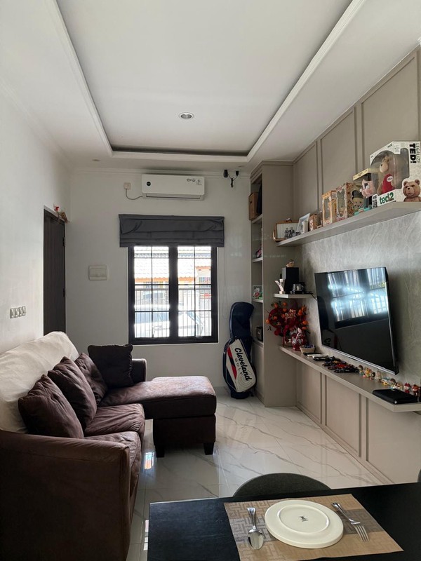 Rumah rapi 2 lantai di Regensy Melati Mas Serpong