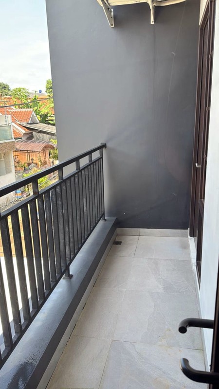 Rumah rapi 2 lantai di Regensy Melati Mas Serpong