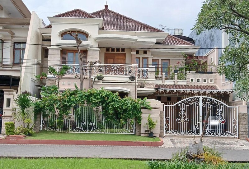 Rumah Mewah di ARAYA TAHAP 1 Surabaya Timur, Full Furnished Mewah, Jalan kembar utama, halaman depan + belakang yang Asri, Siap Huni 