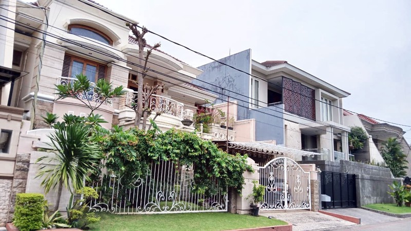 Rumah Mewah di ARAYA TAHAP 1 Surabaya Timur, Full Furnished Mewah, Jalan kembar utama, halaman depan + belakang yang Asri, Siap Huni 