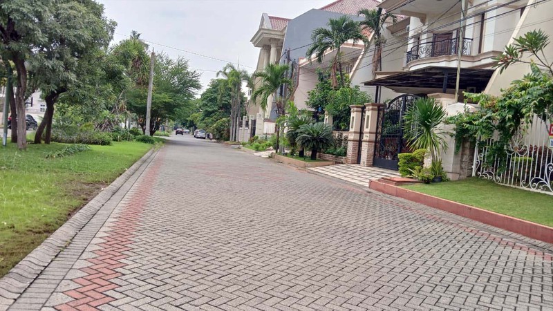 Rumah Mewah di ARAYA TAHAP 1 Surabaya Timur, Full Furnished Mewah, Jalan kembar utama, halaman depan + belakang yang Asri, Siap Huni 