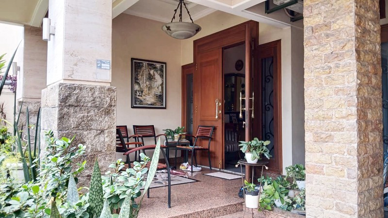 Rumah Mewah di ARAYA TAHAP 1 Surabaya Timur, Full Furnished Mewah, Jalan kembar utama, halaman depan + belakang yang Asri, Siap Huni 