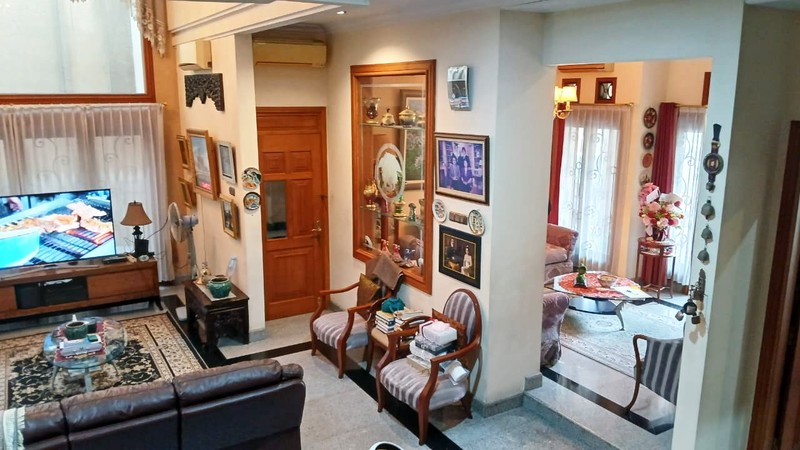 Rumah Mewah di ARAYA TAHAP 1 Surabaya Timur, Full Furnished Mewah, Jalan kembar utama, halaman depan + belakang yang Asri, Siap Huni 