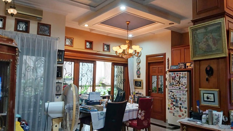 Rumah Mewah di ARAYA TAHAP 1 Surabaya Timur, Full Furnished Mewah, Jalan kembar utama, halaman depan + belakang yang Asri, Siap Huni 