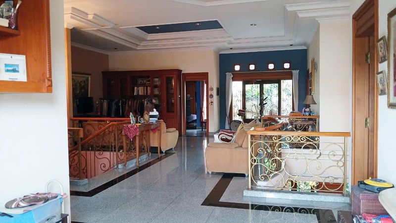 Rumah Mewah di ARAYA TAHAP 1 Surabaya Timur, Full Furnished Mewah, Jalan kembar utama, halaman depan + belakang yang Asri, Siap Huni 