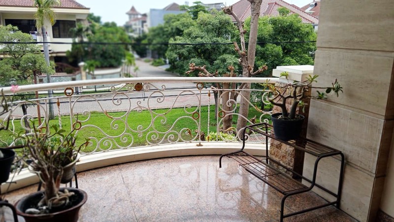 Rumah Mewah di ARAYA TAHAP 1 Surabaya Timur, Full Furnished Mewah, Jalan kembar utama, halaman depan + belakang yang Asri, Siap Huni 