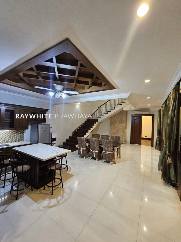 Rumah Bangunan 2 Lantai Siap Huni Area Cilandak