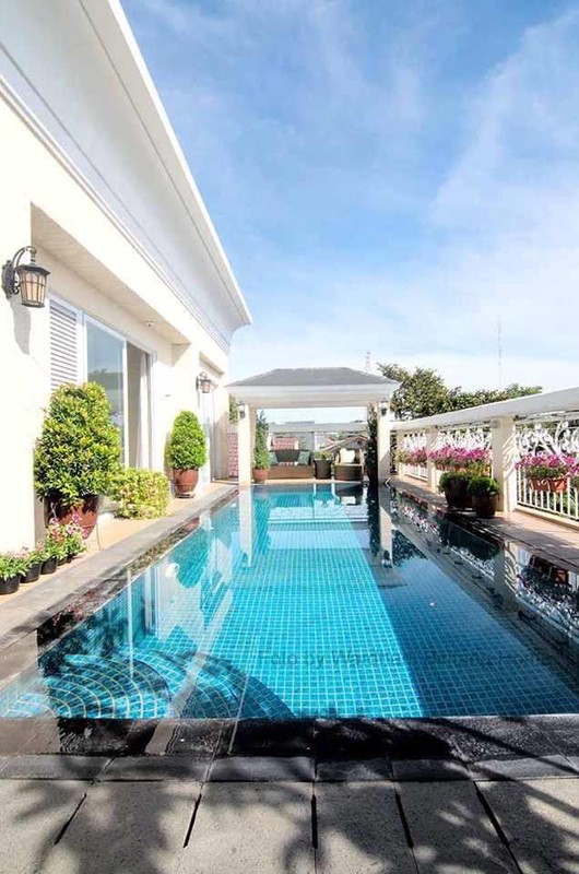 Rumah Semi Furnished Cantik Siap Huni ada Kolam Renang Privat SHM KT 4+1 KM 3+1