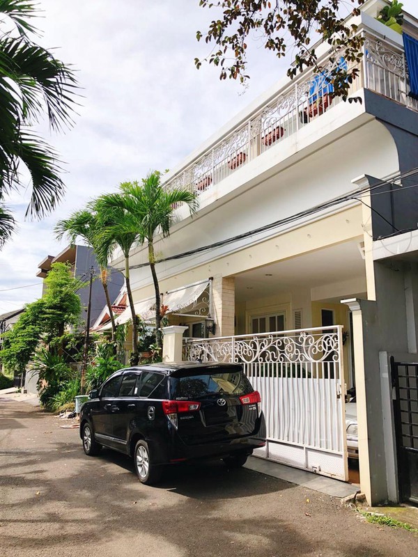 Rumah Semi Furnished Cantik Siap Huni ada Kolam Renang Privat SHM KT 4+1 KM 3+1