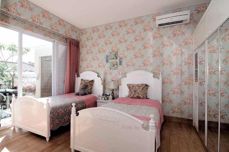 Rumah Semi Furnished Cantik Siap Huni ada Kolam Renang Privat SHM KT 4+1 KM 3+1