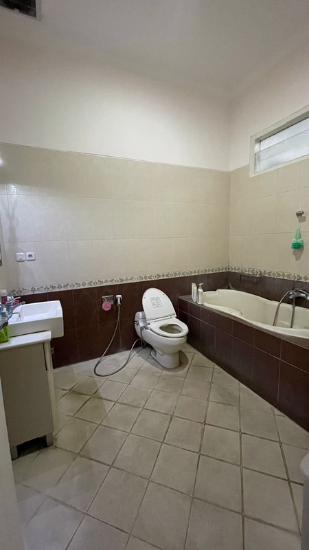 Rumah Bagus Siap Huni di Mampang Prapatan Jakarta Selatan LT 447 LB 390 SHM.