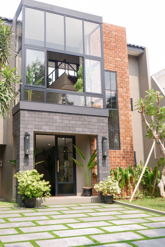 Rumah Dengan Design Modern Di Cluster Versailles BSD Tangerang Selatan