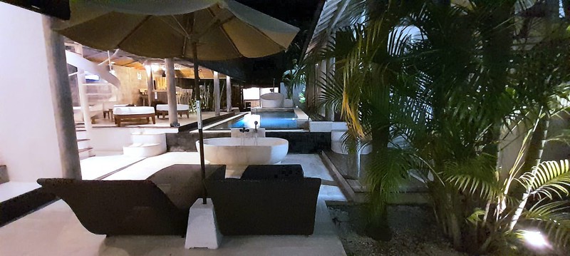 Disewakan Villa Grand Blue 4 Kamar Tidur Mewah dengan 2 Kolam Renang di Seminyak, Kuta, Bali.