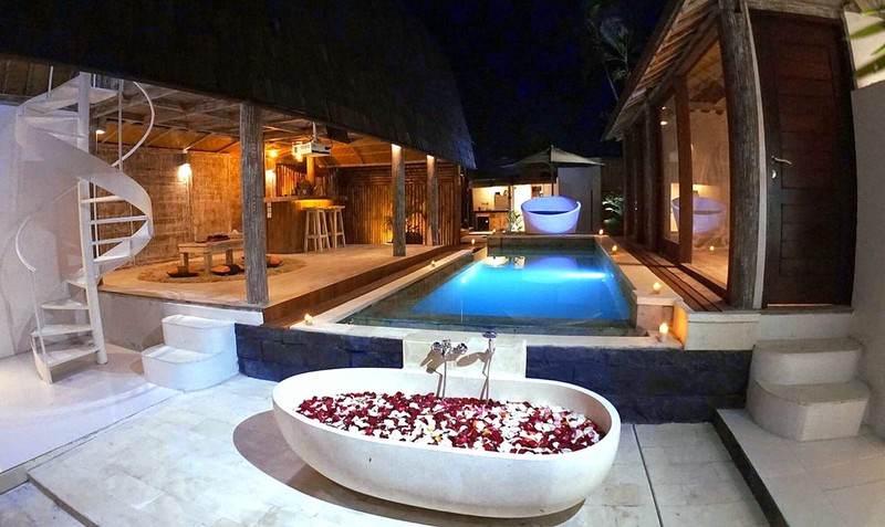 Disewakan Villa Grand Blue 4 Kamar Tidur Mewah dengan 2 Kolam Renang di Seminyak, Kuta, Bali.