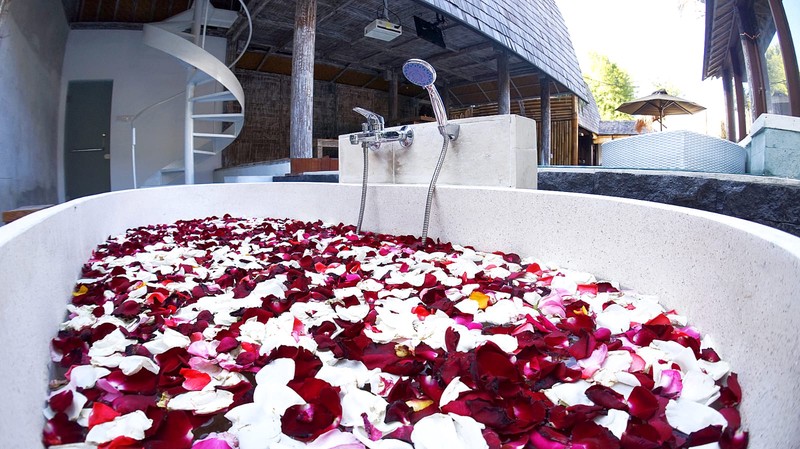 Disewakan Villa Grand Blue 4 Kamar Tidur Mewah dengan 2 Kolam Renang di Seminyak, Kuta, Bali.