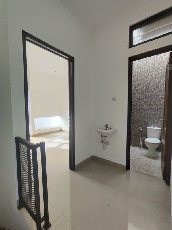 Rumah Brand New, 2 lantai, Cantik, dekat ST, Sudimara