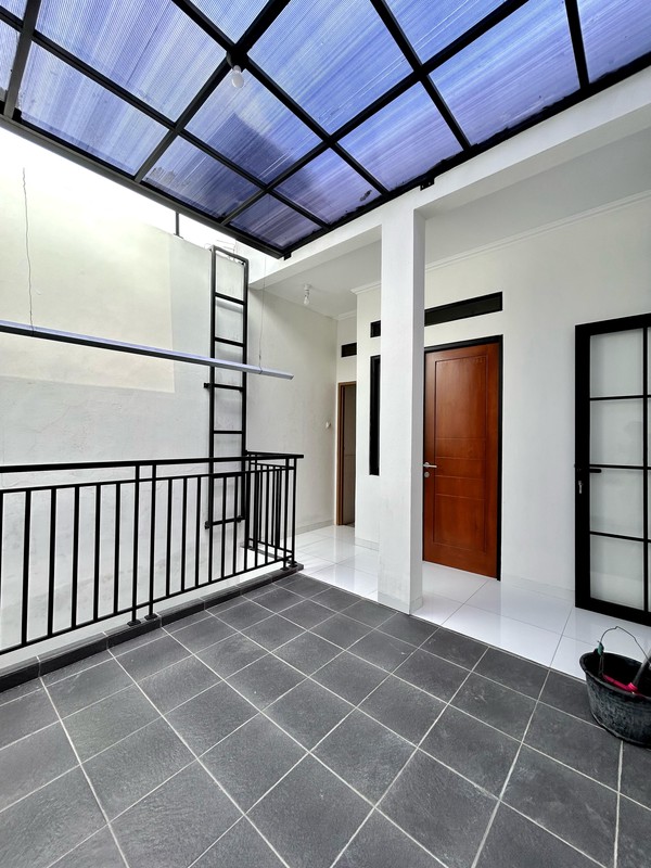 Rumah Tingkat Bangunan Baru di Tebet Barat Jakarta Selatan