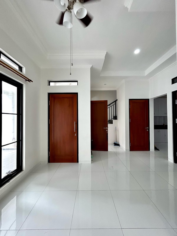 Rumah Tingkat Bangunan Baru di Tebet Barat Jakarta Selatan