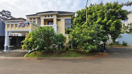 Rumah Hoek Depan Lapangan Tennis