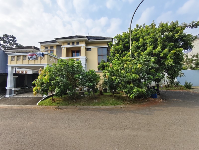 Rumah Hoek Depan Lapangan Tennis